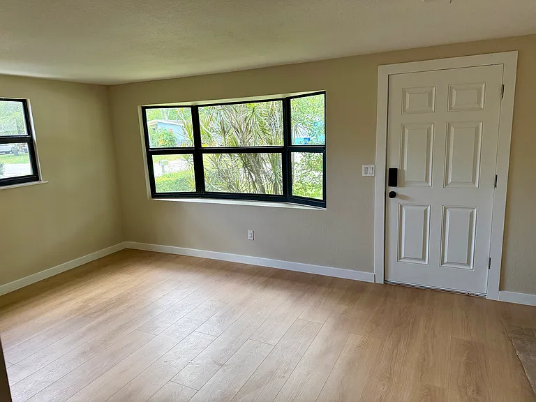 985 Cedarwood Ave — Photo 6