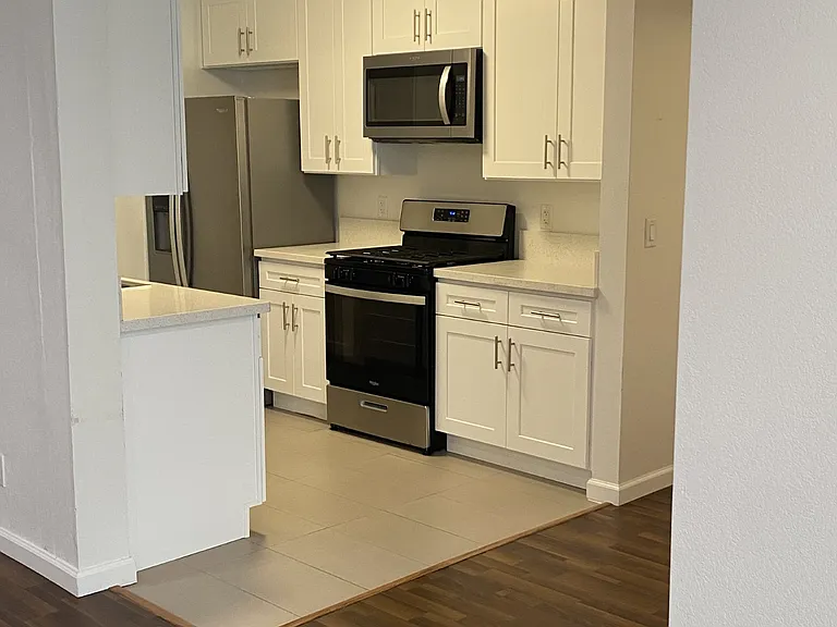Barrington Apartment — Photo 9