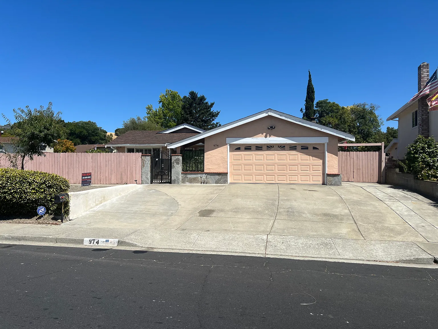 3 bed, 1281 sqft, $3,695 — Photo 2
