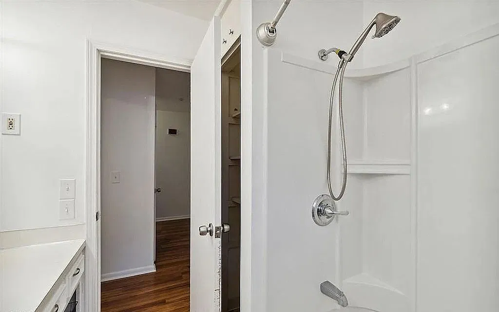 5 bed, 2240 sqft, $4,000 — Photo 4