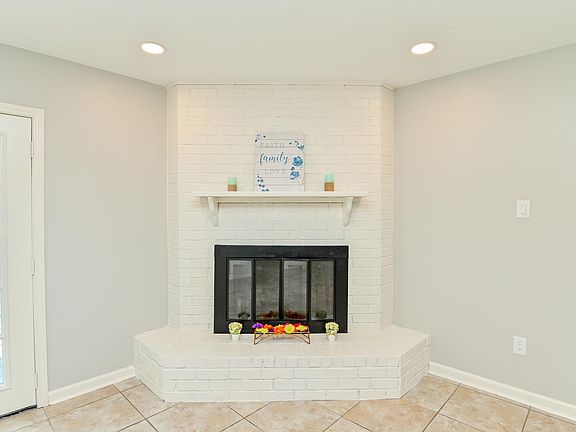5th image of 2125 W Linwood Oaks St