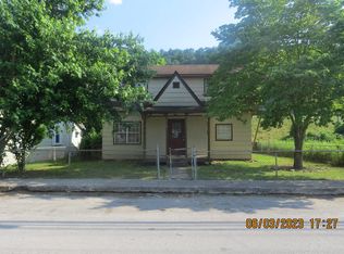 410 Cedar St, Loyall, KY 40854