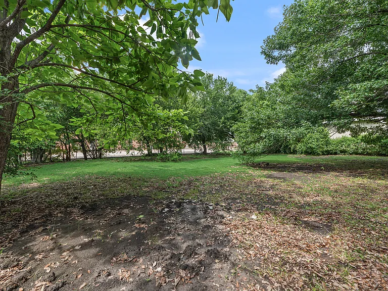 512 E Willow Ln — Photo 23