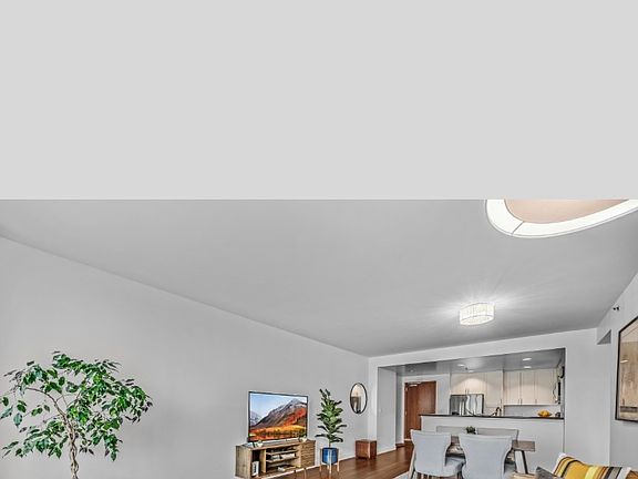 3rd image of 250 King St Unit 1114