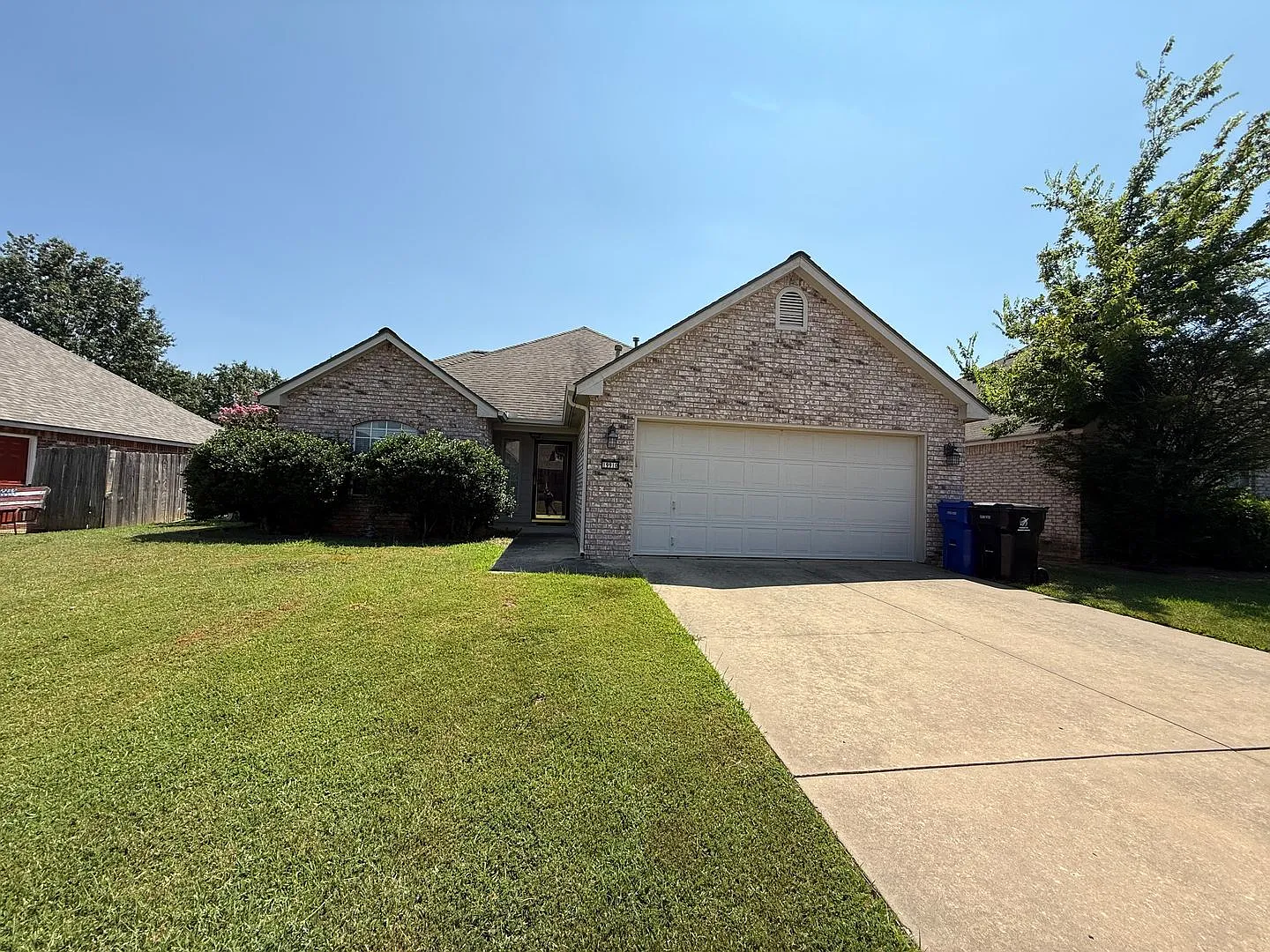 Beautiful home w/3bd and 2 full baths — Photo 1