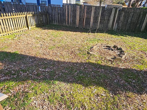 3rd image of 822 Springfield Cir