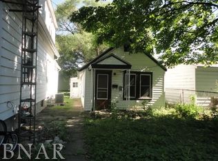 903 1/2 W Taylor St, Bloomington, IL