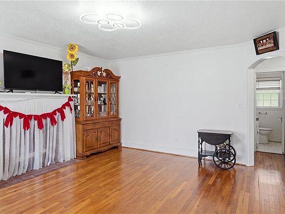 3rd image of 325 Gilbreath St