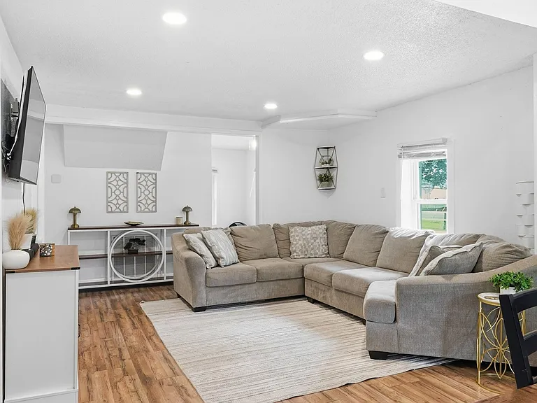 4244 Driver Ln — Photo 7