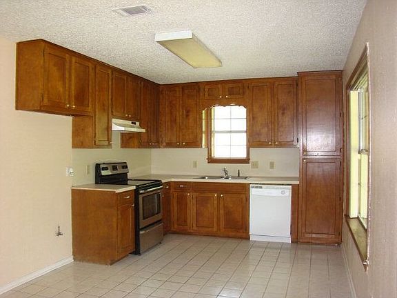 4th image of 906 Texas Oak St