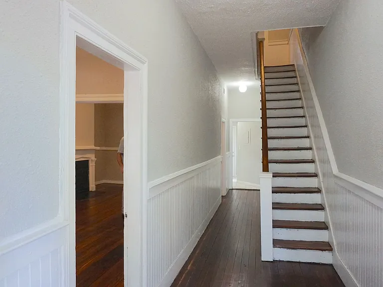 303 W Waldburg St — Photo 18