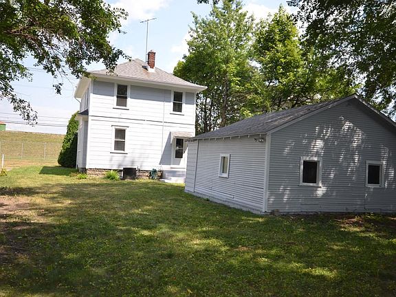 3rd image of 1582 Newton St