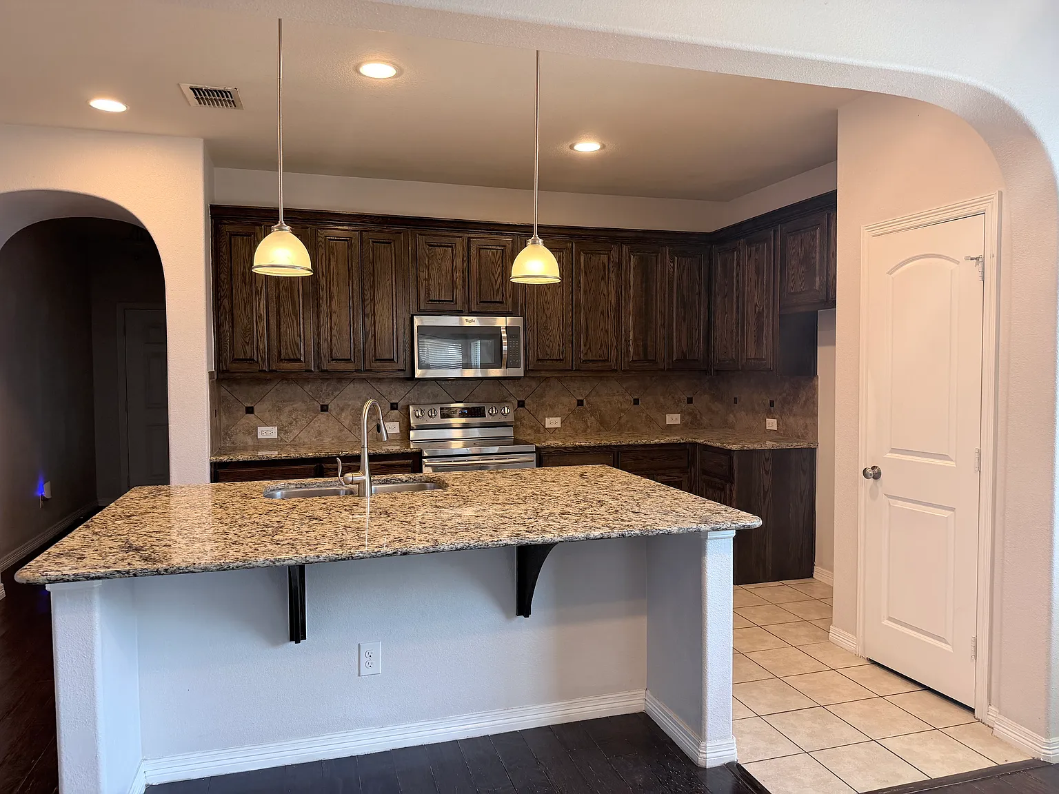 4 bed, 1976 sqft, $2,500 — Photo 4