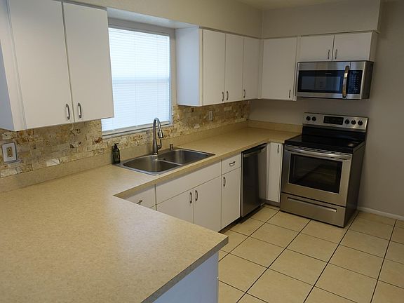 5th image of 904 Hawkins St APT C