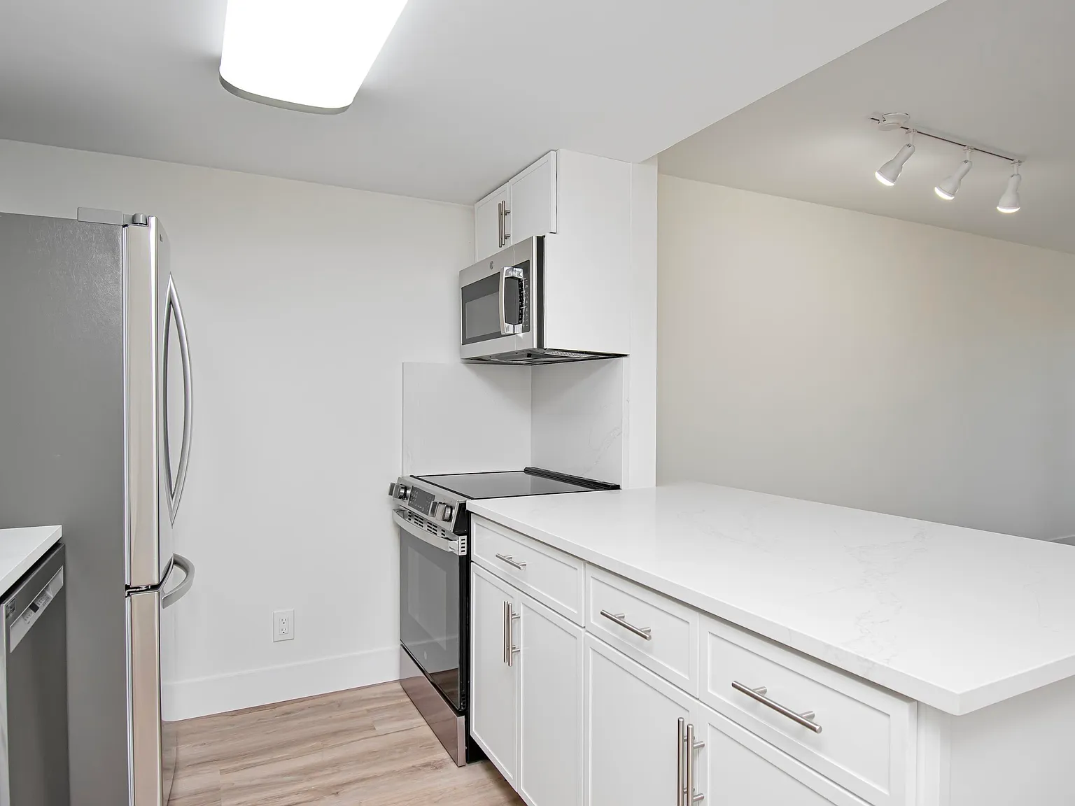 1 bed, 1.0 bath, 700 sqft, $2,350 — Photo 3