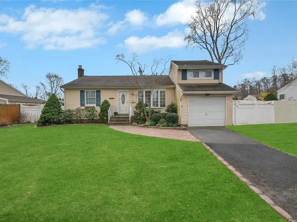 8 Elmtree Lane, Huntington Station, NY 11746