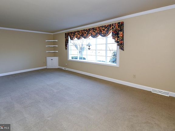 3rd image of 2 W Georgianna Dr