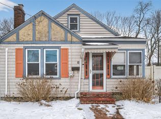 8 Henry Place, Bay Shore, NY 11706