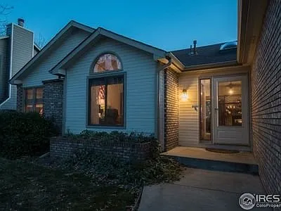 Quiet neighborhood with easy living charm. — Photo 1
