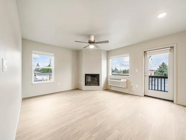 Leasing Special: $500 off 1 Month's Rent plus $1000 Standard Security Deposit! — Photo 20