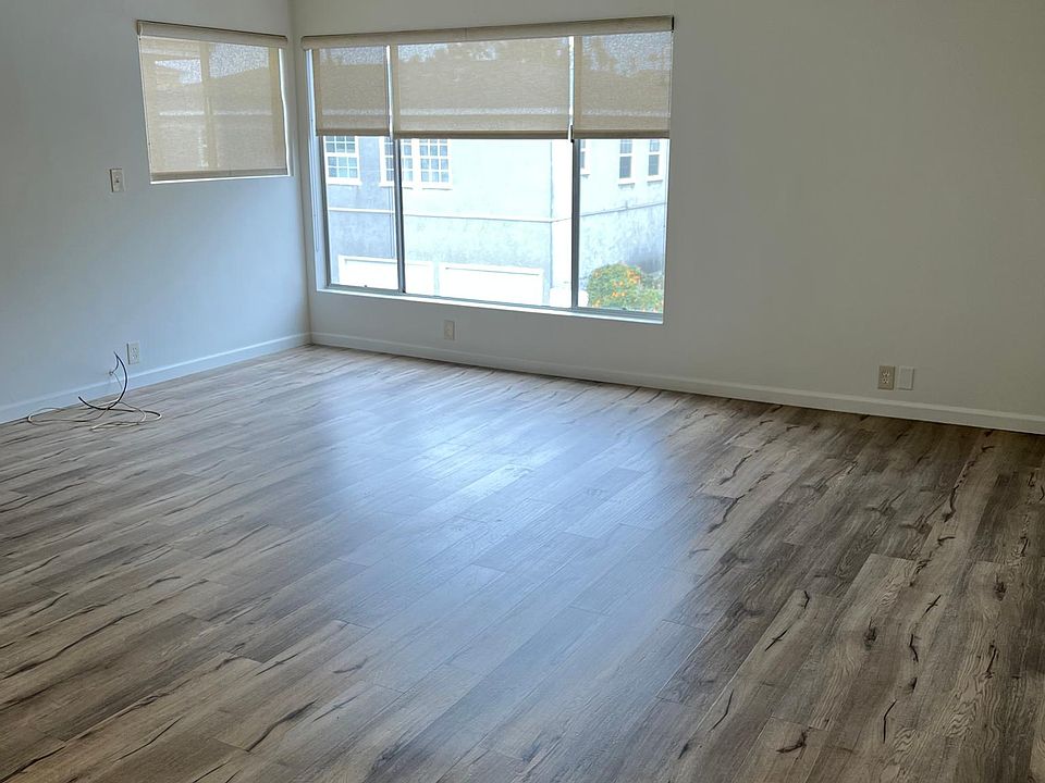 Open concept style family room located off of the kitchen and the entry way. Roll down shades.
