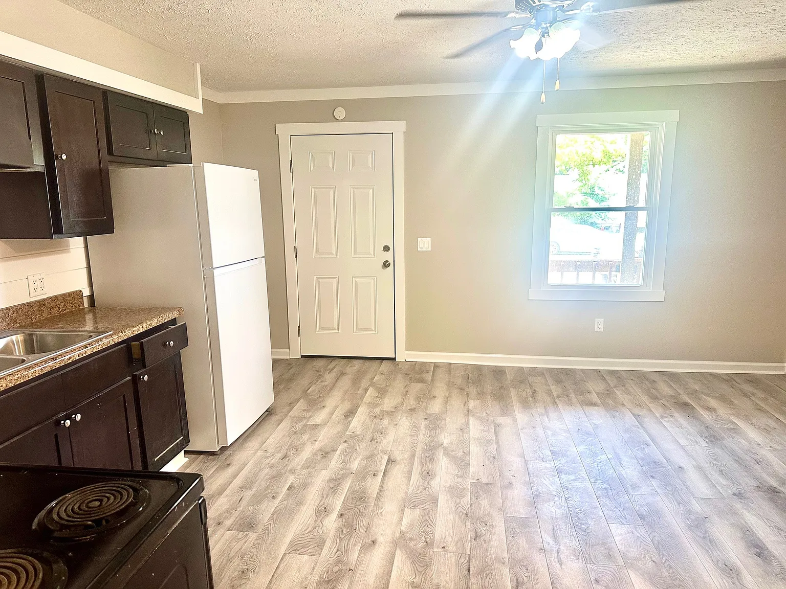 160 Sylvania St Beechmont Apts — Photo 3