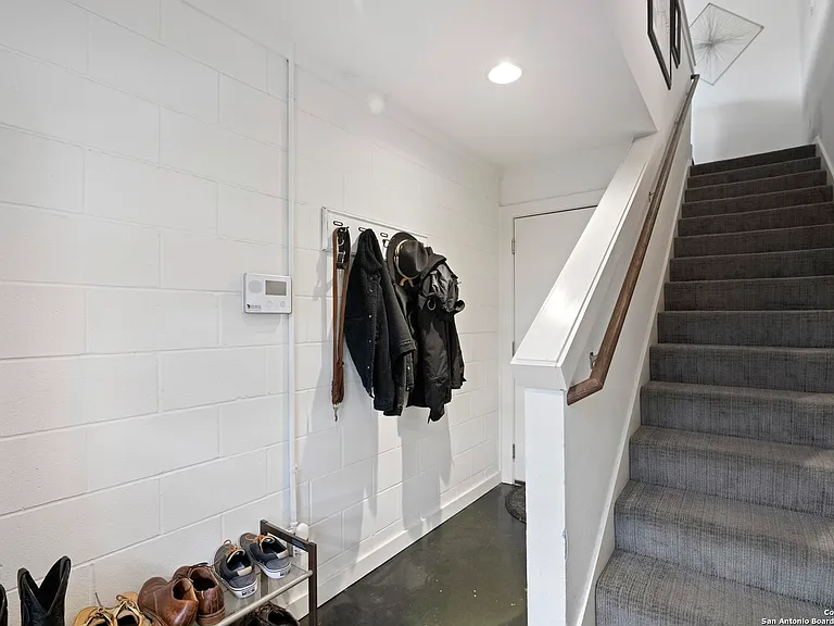 223 W Laurel — Photo 8