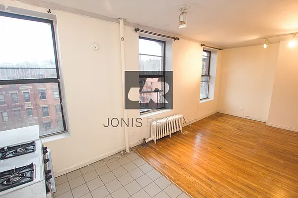 Rented by Jonis Realty | media 7