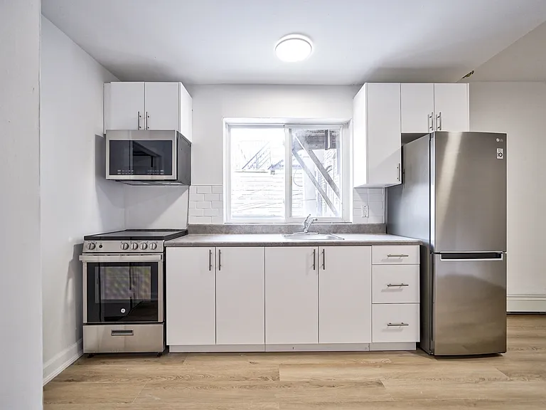 1046 Bathurst St — Photo 9