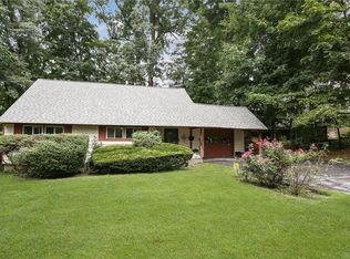2 Jennifer Ln, Pt Chester, NY 10573