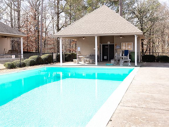 3rd image of 550 Hamilton Way