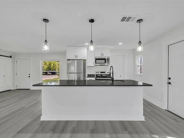 920 Lockhart St — Photo 2