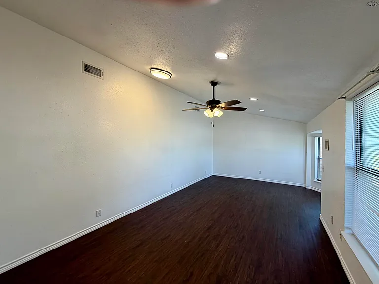 4617 Langford Ln — Photo 2