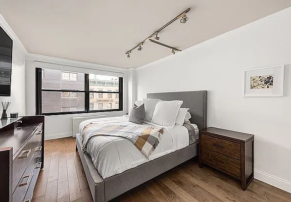 5th image of 225 E 57th St APT 5S