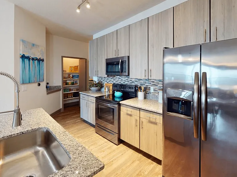 Centre Pointe Apartments — Photo 19