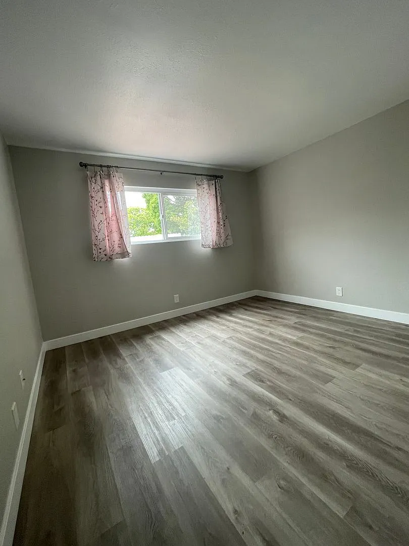 2 bed, 827 sqft, $2,700 — Photo 3