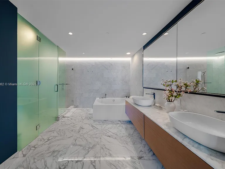 10201 Collins Ave #2516 — Photo 16