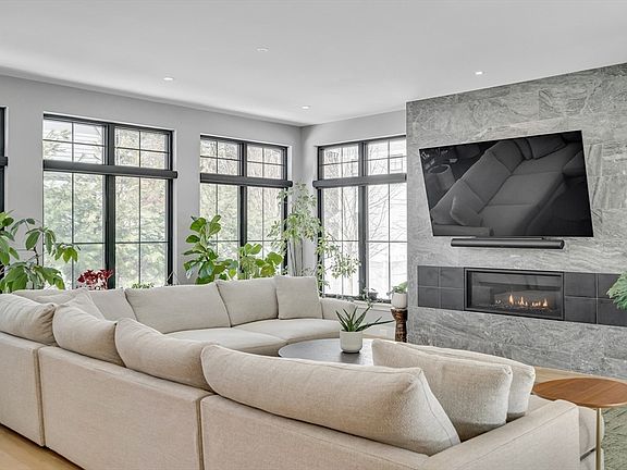 3rd image of 32 Lantern Ln