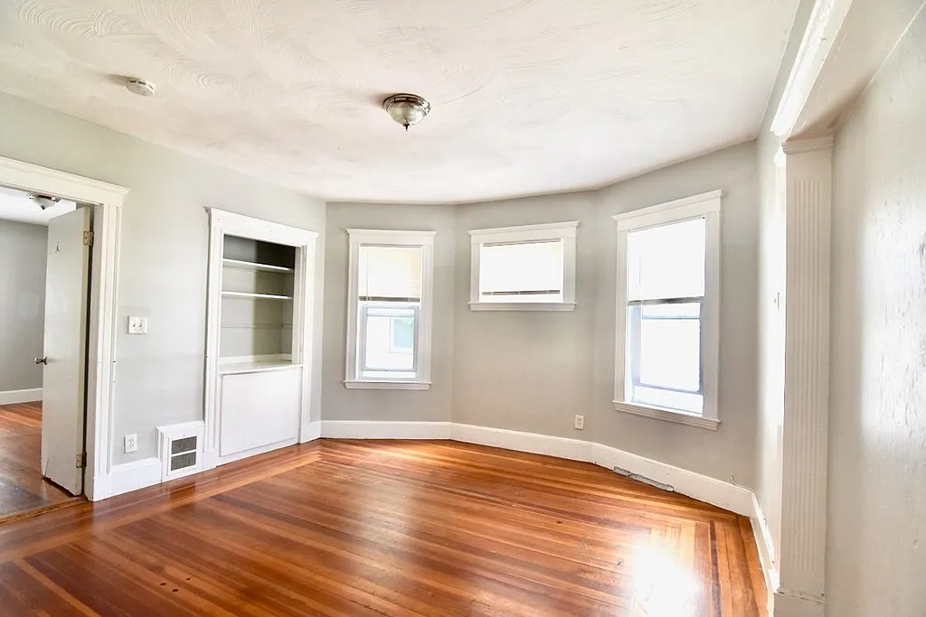 3 bed, 1.0 bath, 1000 sqft, $3,300 — Photo 1