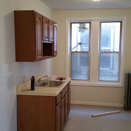 5th image of 716 Bristol St