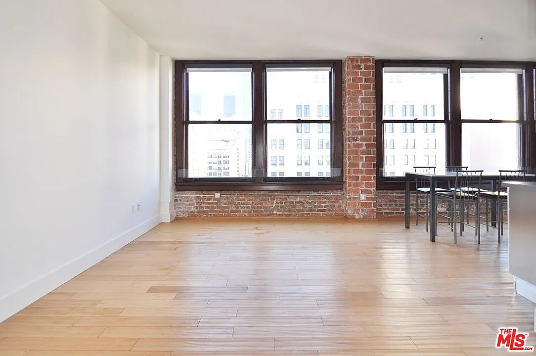 Building Photo - 460 S Spring St #1001