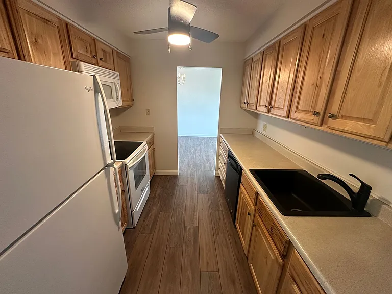 411 Lakewood Cir #C407 — Photo 5