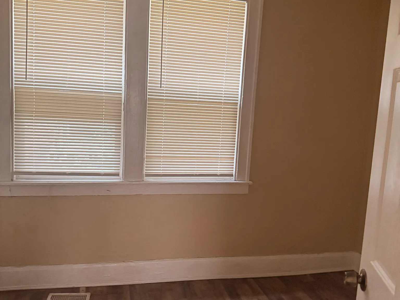 3 bed, 1200 sqft, $1,100 — Photo 3