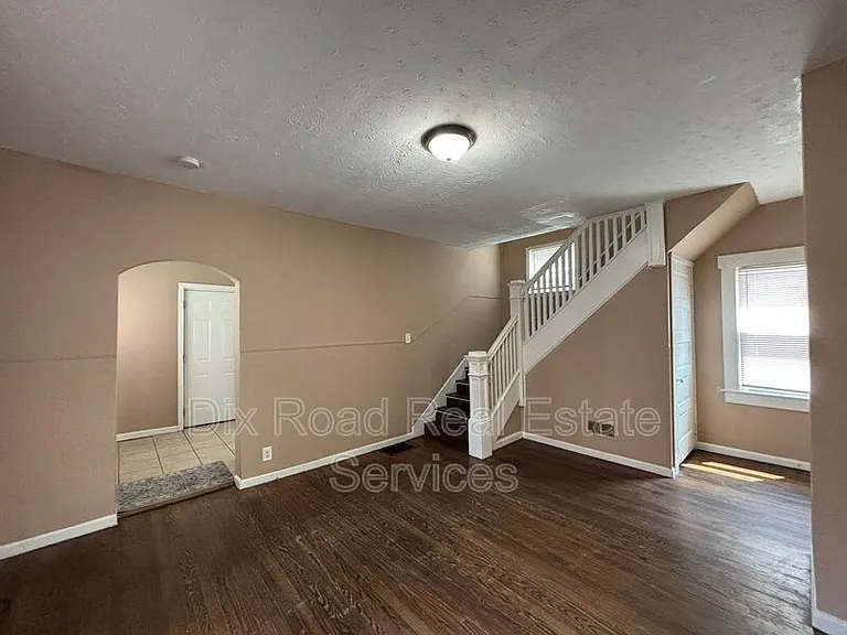405 Moore St — Photo 6