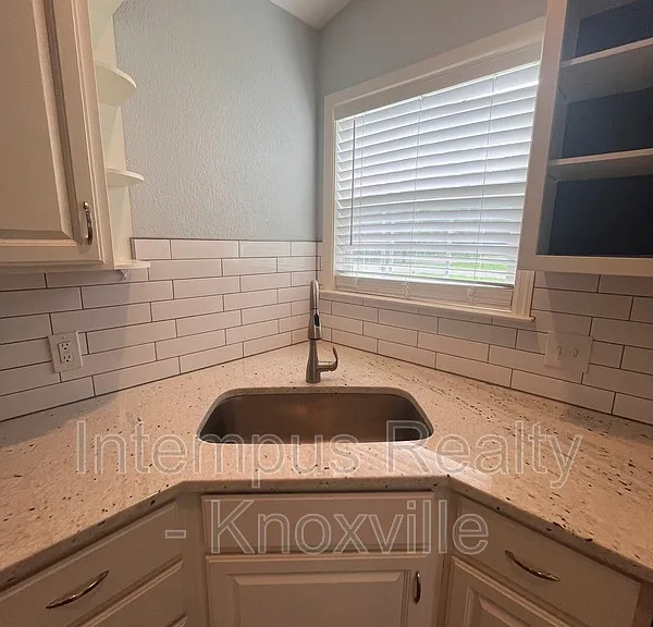 1333 Willmann Ln — Photo 9