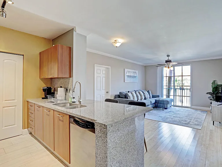 630 Sapodilla Ave #321 — Photo 9