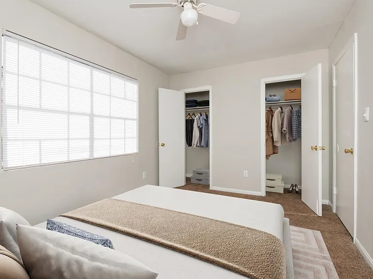 Country Club Apartments — Photo 8