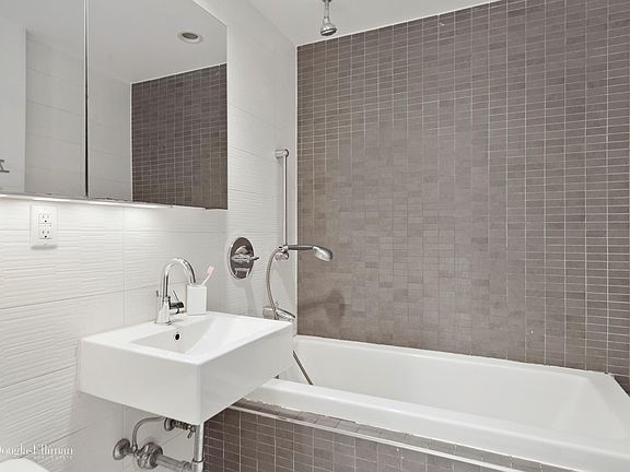 5th image of 957 Pacific St APT 302