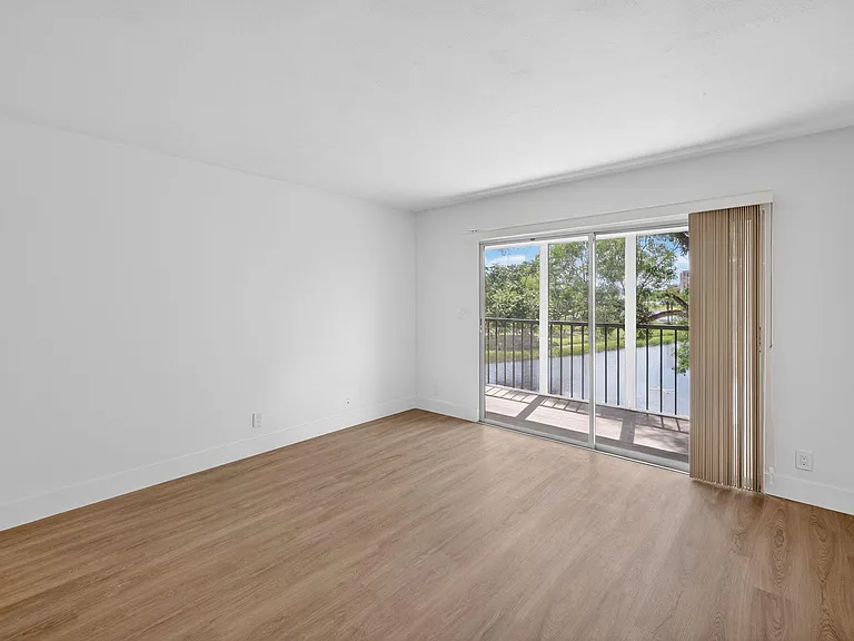 14375 Strathmore Ln #303 — Photo 32