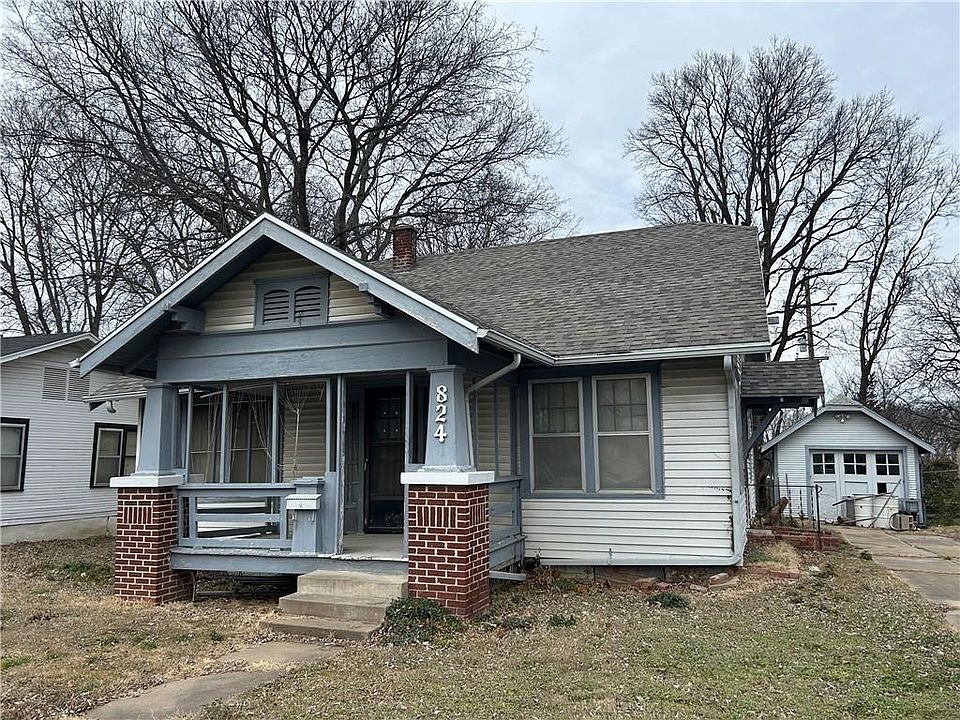 1st image of 824 E Main St